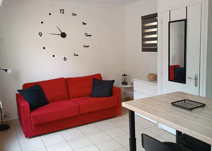 Studio Renove Dans Residence De Vacances Avec Grande Piscine Chauffee, Parking Et Terrasse