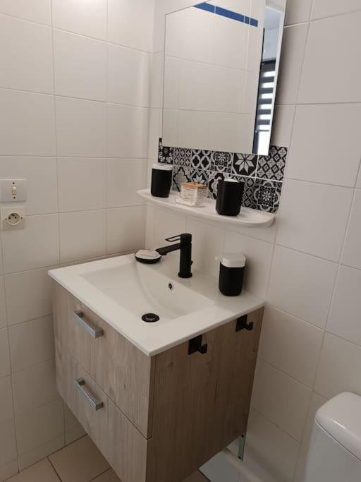 Renove Dans De Avec Grande Piscine Chauffee, Parking Et Terrasse