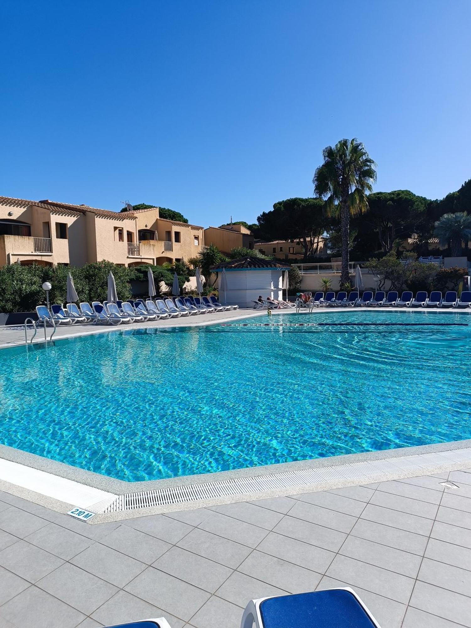 Renove Dans De Avec Grande Piscine Chauffee, Parking Et Terrasse Agde